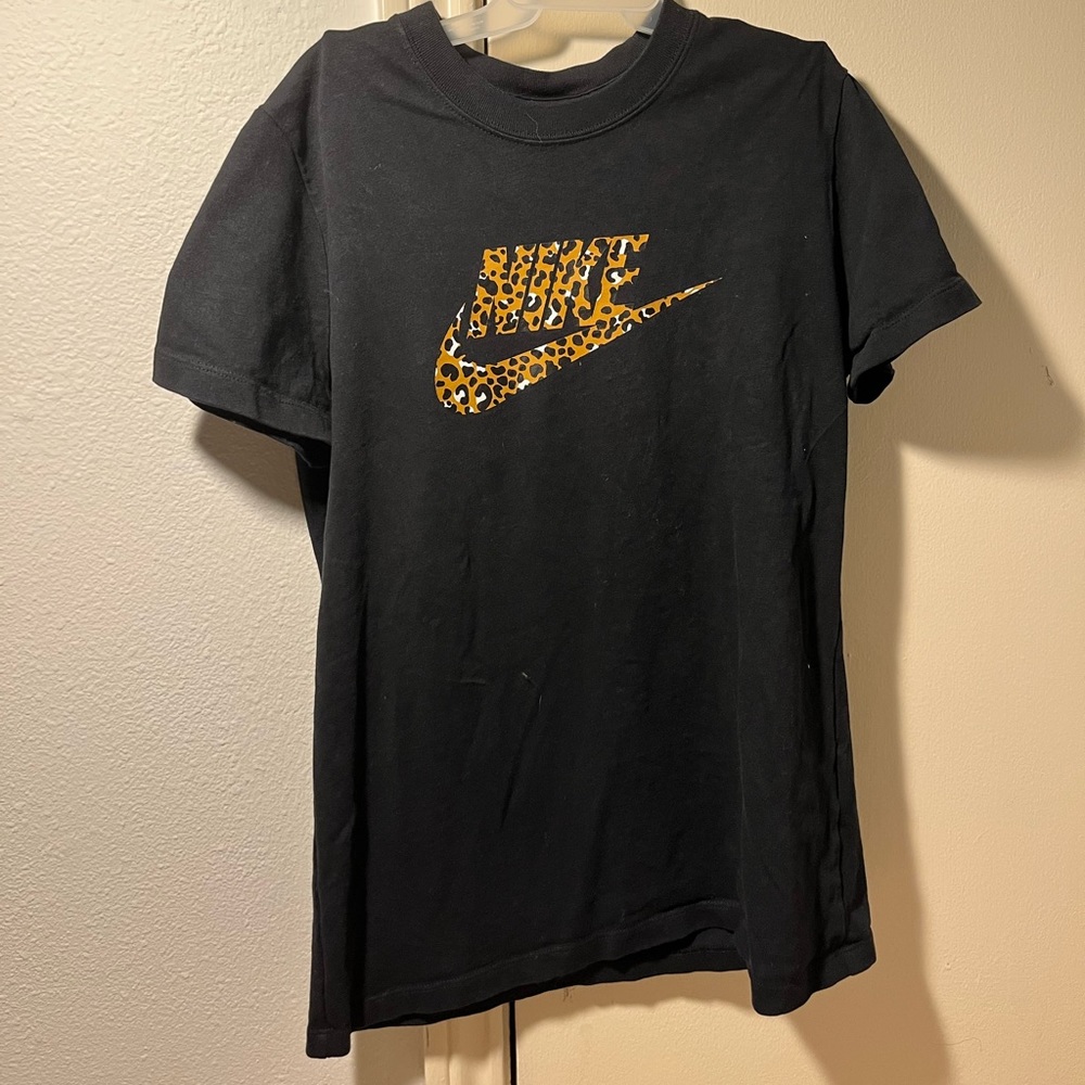 Nike Women’s Tee, Black w/ Cheetah Print Logo & Swoosh. Size Small.